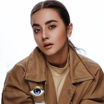 The-eyes-has-to-travle-blue-Broche-Wearing